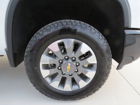 Used 2025 Chevrolet Silverado 2500 Custom w/ Custom Convenience Package image 11