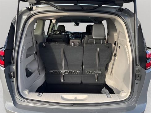 Used 2023 Chrysler Pacifica Touring-L image 13