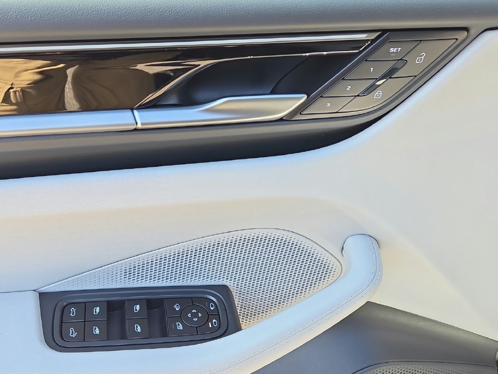 Certified 2026 Porsche Macan 4 Electric AWD/4WD image 7
