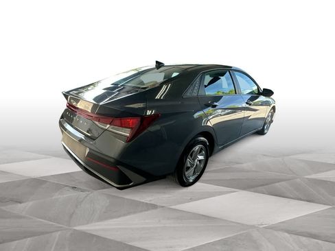 Used 2026 Hyundai Elantra SE FWD image 8
