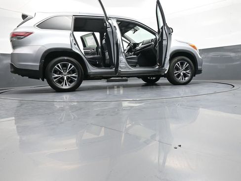 Certified 2016 Toyota Highlander XLE AWD/4WD image 50