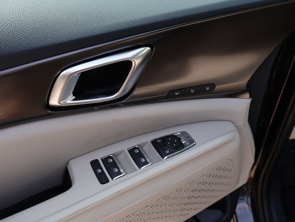 New 2026 Kia Carnival SX w/ SX Dark Edition Package FWD image 17