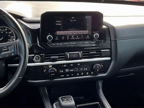 Used 2024 Nissan Pathfinder SV image 9