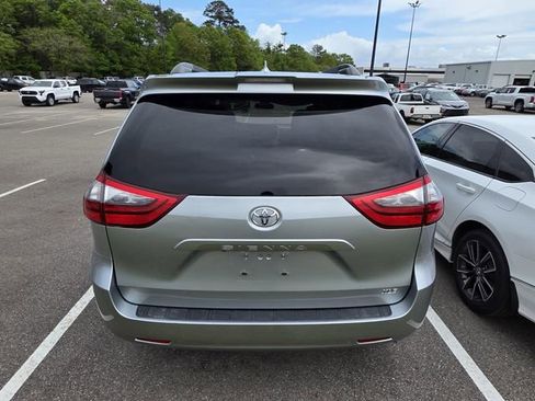 Used 2020 Toyota Sienna XLE image 3