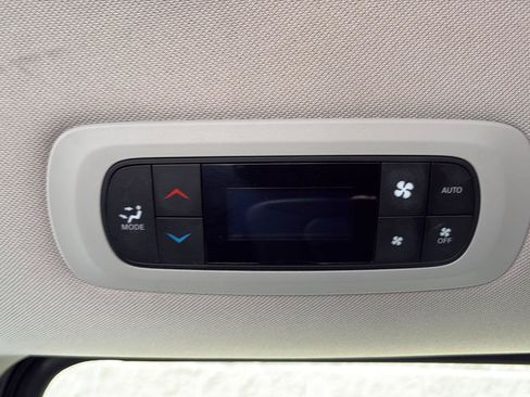 Used 2024 Chrysler Pacifica Limited FWD image 32