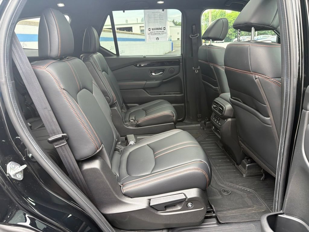 Certified 2025 Honda Pilot TrailSport image 24
