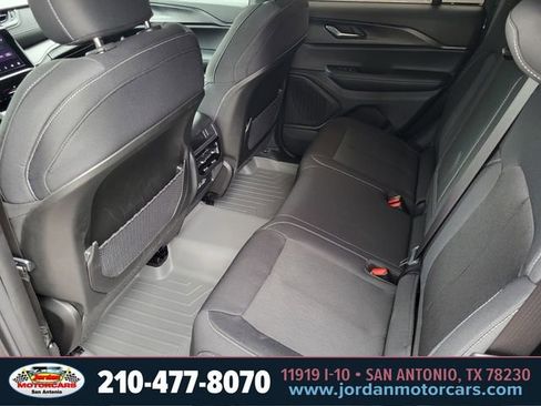 Used 2025 Jeep Grand Cherokee Laredo X RWD image 17
