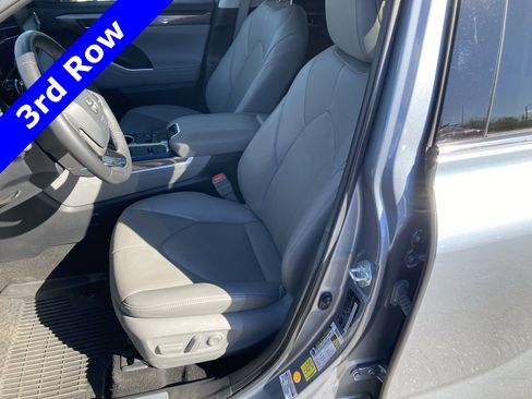 Used 2024 Toyota Highlander Limited image 34