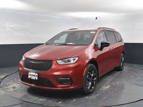 New 2026 Chrysler Pacifica Select image 4