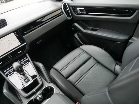 Used 2023 Porsche Cayenne AWD/4WD image 11