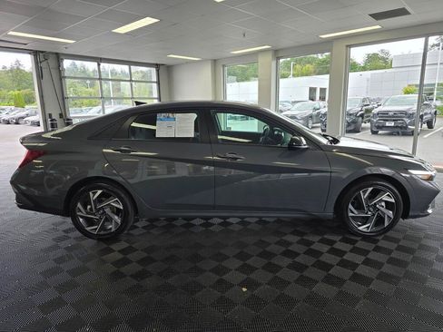 Used 2025 Hyundai Elantra SEL FWD image 2