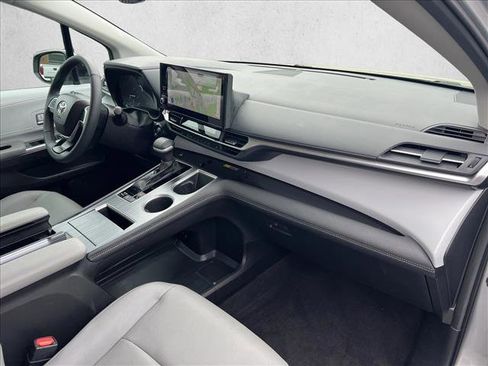 Used 2025 Toyota Sienna XLE image 23