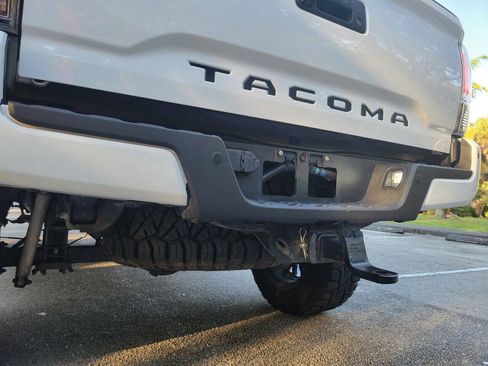 Used 2017 Toyota Tacoma SR5 w/ Tow Package RWD image 17