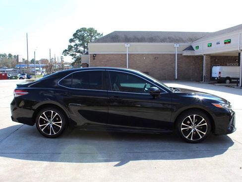 Used 2018 Toyota Camry SE image 3