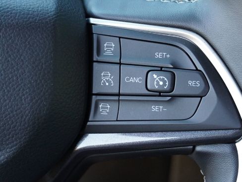 Used 2022 Jeep Grand Cherokee L Laredo image 16