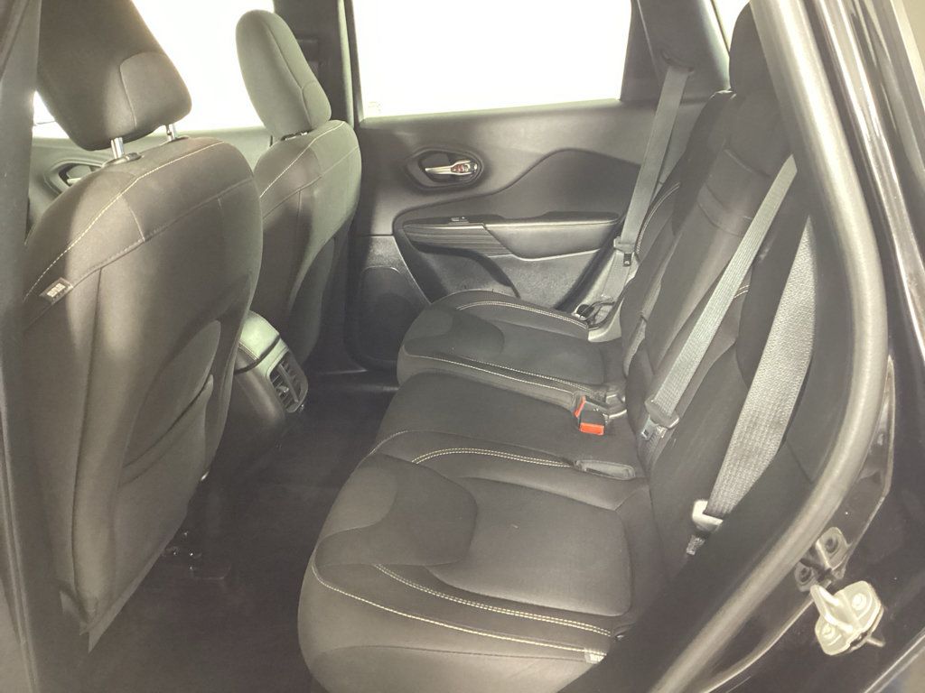 Used 2017 Jeep Cherokee Latitude AWD/4WD image 14