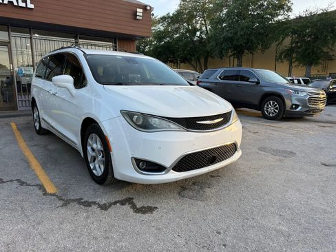 Used 2017 Chrysler Pacifica Touring-L Plus w/ Advanced Safetytec Group FWD image 3