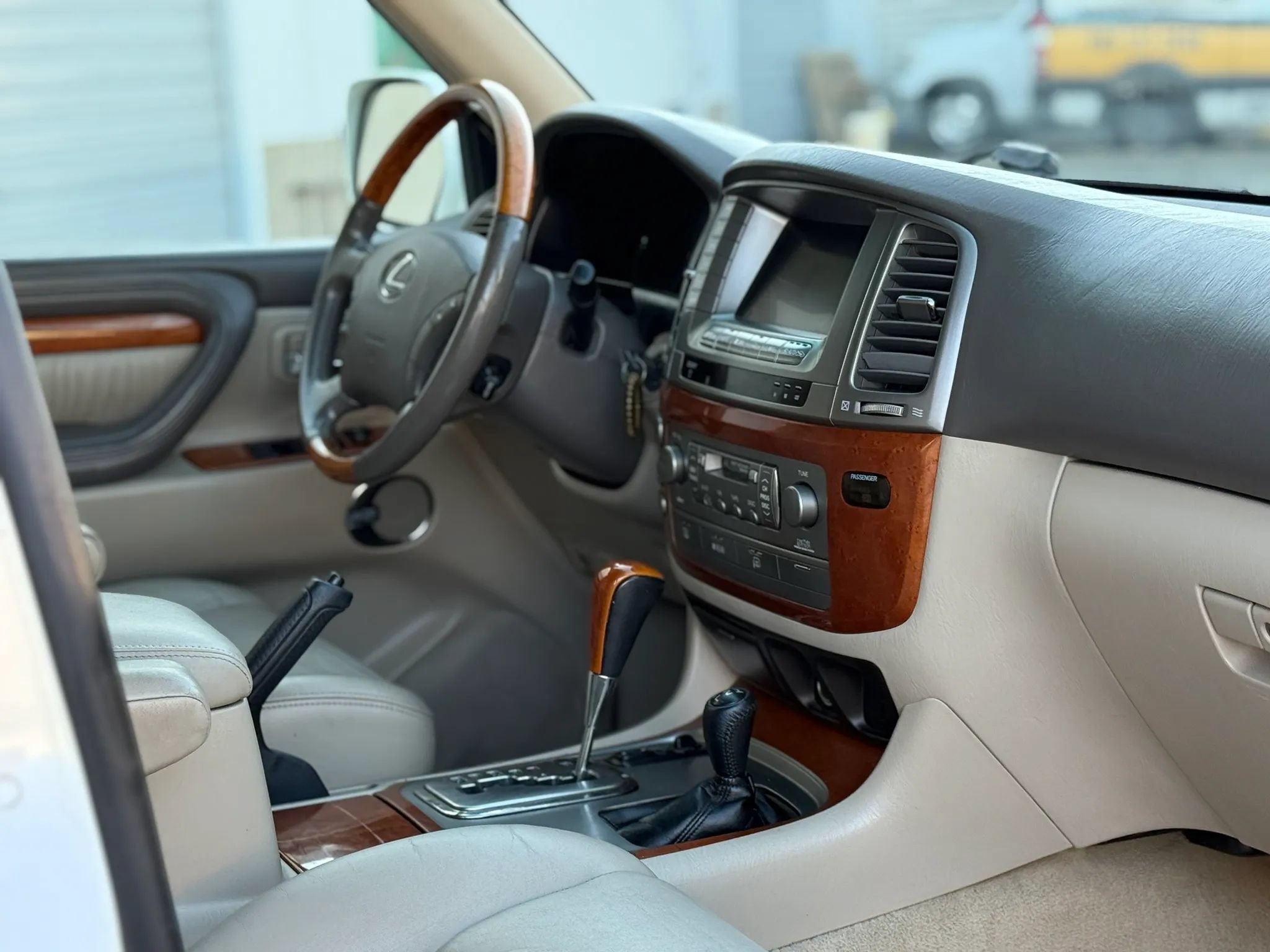 Used 2006 Lexus LX 470 4WD w/ Preferred Accessory Pkg image 34