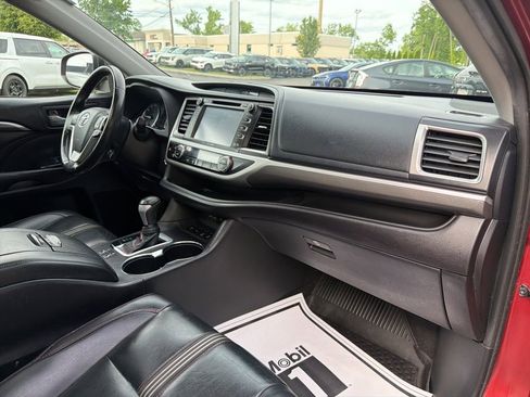 Used 2019 Toyota Highlander SE AWD/4WD image 12