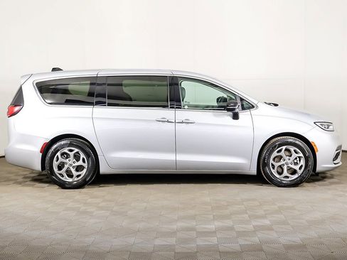 Used 2024 Chrysler Pacifica Limited FWD image 23