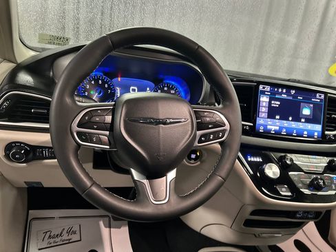Used 2024 Chrysler Pacifica Touring-L image 15