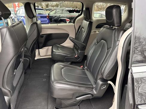Used 2023 Chrysler Pacifica Touring-L FWD image 13