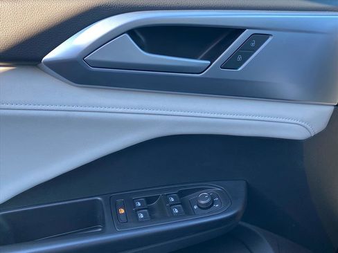 Used 2025 Volkswagen Taos SE image 19