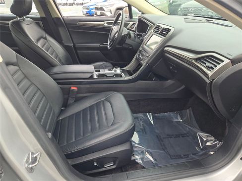 Used 2017 Ford Fusion SE w/ Fusion SE Technology Package image 7