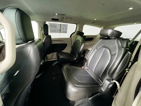 Used 2024 Chrysler Pacifica Touring-L image 29