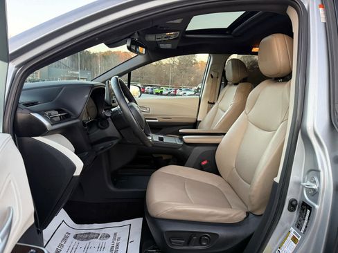 Used 2023 Toyota Sienna XLE image 13