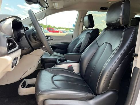 Used 2023 Chrysler Pacifica Touring-L FWD image 3