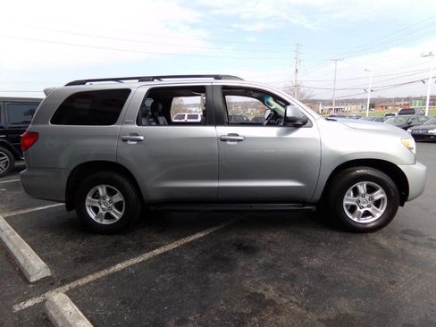Used 2011 Toyota Sequoia SR5 w/ Premium Pkg image 4
