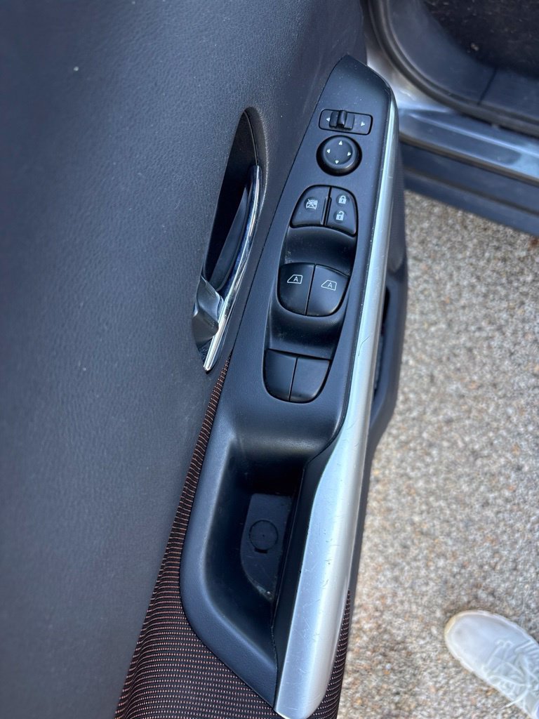 Used 2019 Nissan Kicks SR FWD image 40