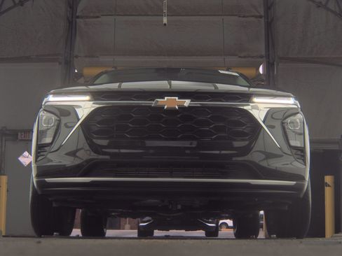 Used 2024 Chevrolet Trax LT w/ LT Convenience Package image 2