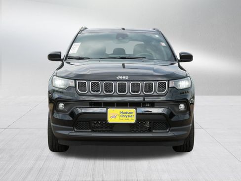 Used 2024 Jeep Compass Latitude w/ Convenience Group AWD/4WD image 2