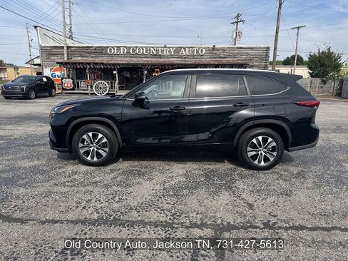 Used 2023 Toyota Highlander XLE FWD image 1