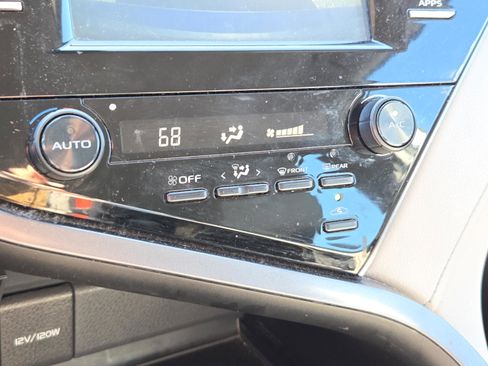Used 2019 Toyota Camry SE FWD image 21