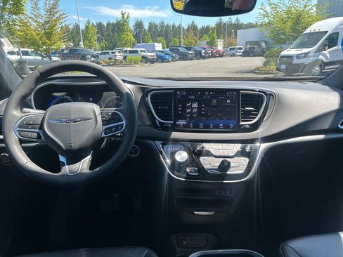 Used 2025 Chrysler Pacifica Select FWD image 16