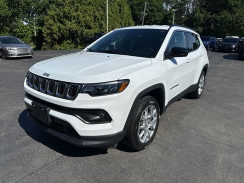 Used 2024 Jeep Compass Latitude AWD/4WD image 7