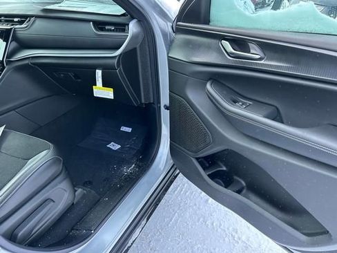 New 2025 Jeep Grand Cherokee L Altitude image 30