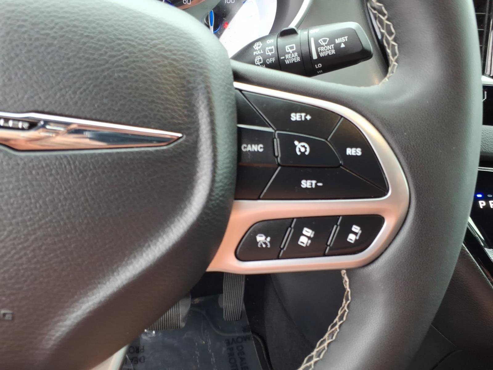 Used 2025 Chrysler Pacifica Select FWD image 13