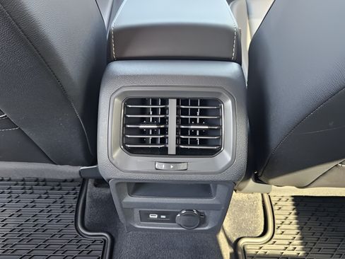 Certified 2024 Volkswagen Tiguan SE FWD image 10