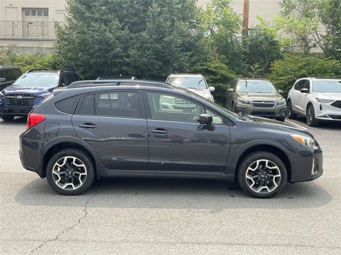 Used 2017 Subaru Crosstrek 2.0i Premium AWD/4WD image 3
