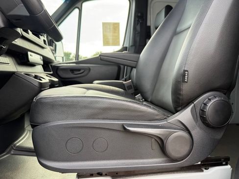 Used 2025 Mercedes-Benz Sprinter 2500 image 9