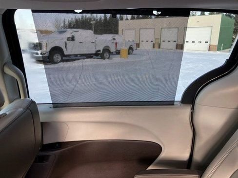 Used 2017 Chrysler Pacifica Touring-L w/ Tire & Wheel Group image 12