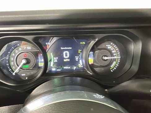 Used 2024 Jeep Wrangler Unlimited Sahara w/ Technology Group AWD/4WD image 17