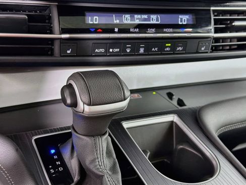 Used 2025 Toyota Sienna XLE FWD image 22