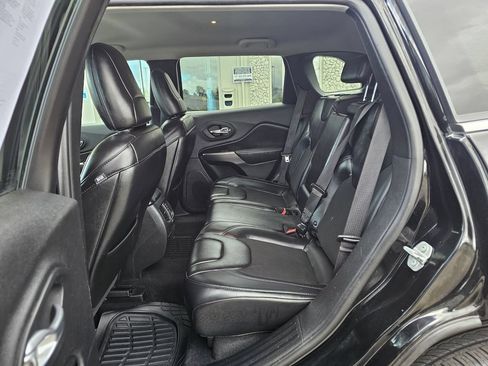 Used 2019 Jeep Cherokee Latitude Plus AWD/4WD image 13