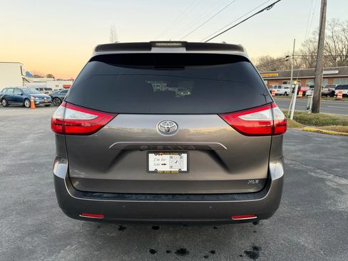 Used 2019 Toyota Sienna XLE image 4