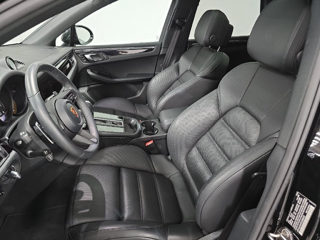 Certified 2026 Porsche Macan AWD/4WD image 5